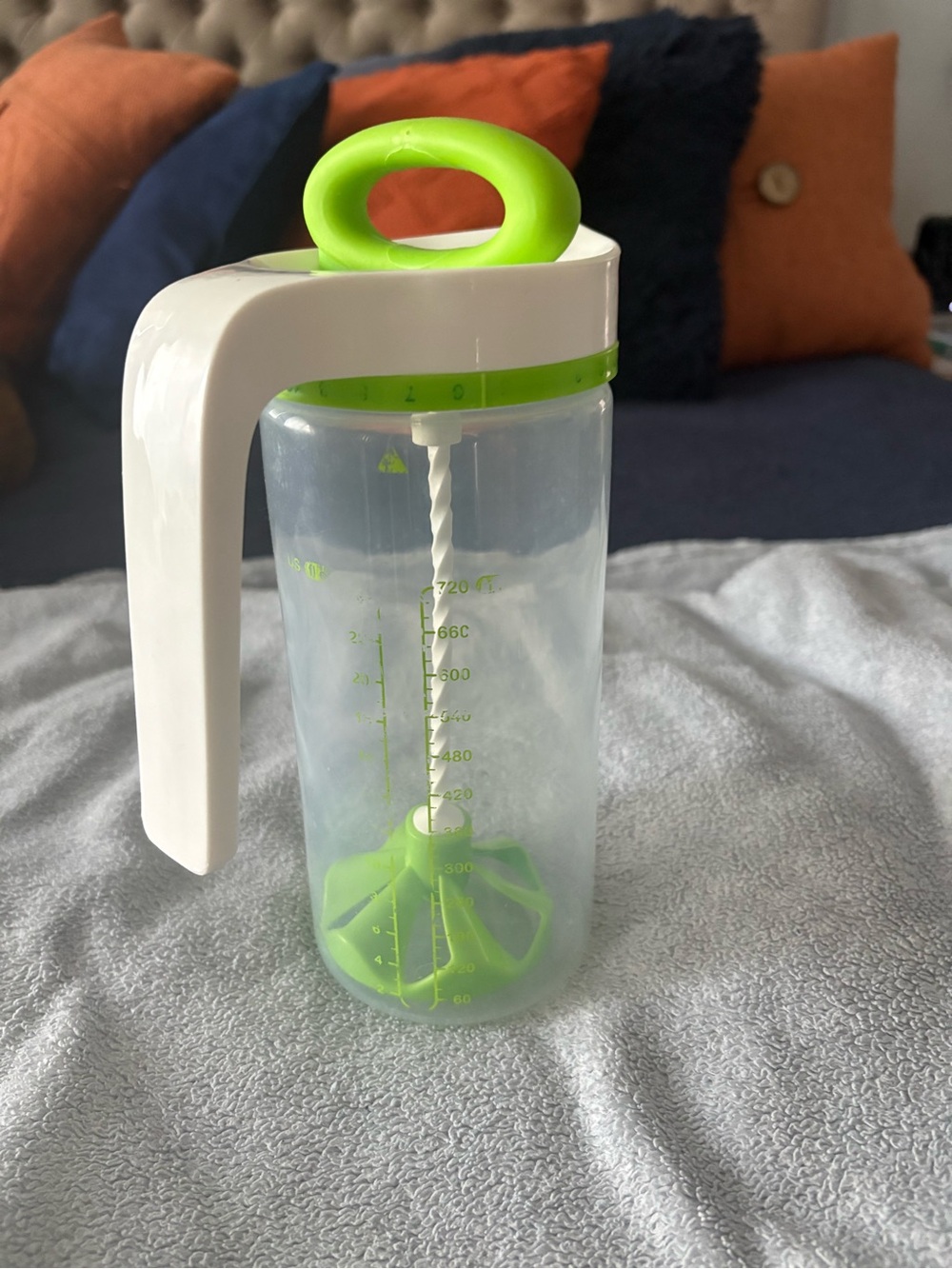 Baby Formula Mixing Pitcher 24 oz / 720 mL – Manual Mixer Green & White